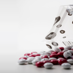 M&Ms applies the Easy-Lock by Aplix closure to its new personalized bulk packages